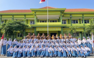 PELANTIKAN PENGURUS OSIS SMKN 1 KEMLAGI MASA BAKTI 2025-2026 BERLANGSUNG KHIDMAT
